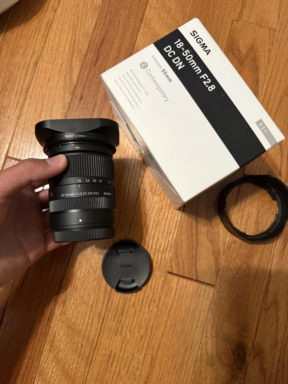 Sigma 18-50mm f/2.8 DC DN Contemporary Lens for FUJIFILM X - 585975 SQUARE HOOD